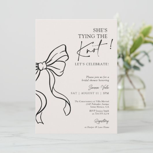 Black Bow She's Tying the Knot Cute Bridal Shower 招待状 (スタンド正面)