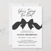 Black Bow She's Tying the Knot Photo Bridal Shower 招待状 (正面)
