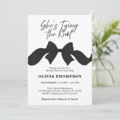 Black Bow She's Tying the Knot Photo Bridal Shower 招待状 (スタンド正面)