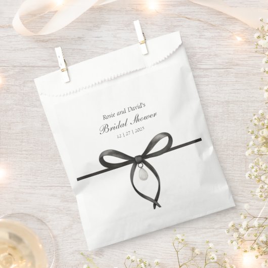 Black Bow With Pearl Old Money Style Bridal Shower フェイバーバッグ (クリップ留めされた状態)