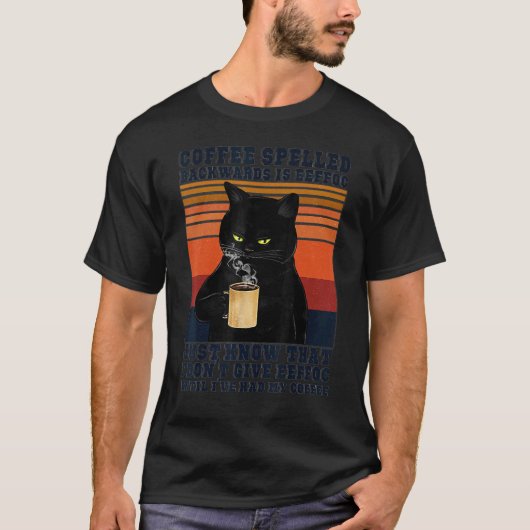 Black Cat Drinks Coffee Spelled Backwards Is Eeffo Tシャツ (正面)