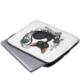 Black Cat in a Flower Cradle ラップトップスリーブ (正面下部)