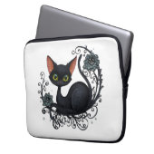 Black Cat in a Flower Cradle ラップトップスリーブ (正面左)