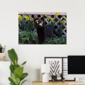 Black Cat in the Daffodils Poster ポスター (ホームオフィス)