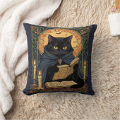 Black Cat Reading A Book Of Solstice Spells クッション (ブランケット)