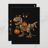 Black Cat Riding Mummy T-Rex – Cute Halloween Dino ポストカード (正面/裏面)
