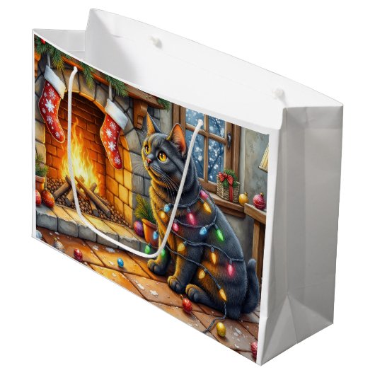 Black Cat Sitting Fireplace with Christmas Lights ラージペーパーバッグ (正面アングル)