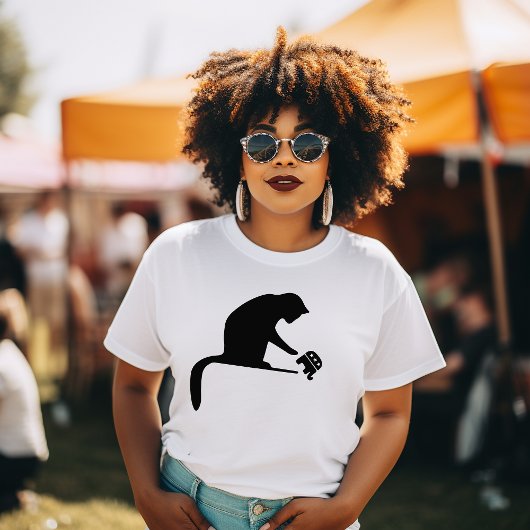 Black Cat Toss Republican off the Table Tシャツ