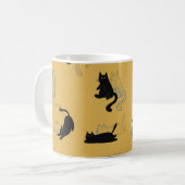 Black Cats on Mustard with Blue Outlines– Modern  コーヒーマグカップ (正面左)