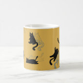 Black Cats on Mustard with Blue Outlines– Modern  コーヒーマグカップ (中央)