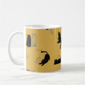 Black Cats on Mustard with Blue Outlines– Modern  コーヒーマグカップ (左)