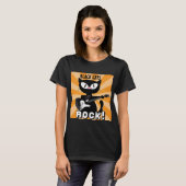 BLACK CATS ROCK! 黒いキャラクター猫がギターを演奏 Tシャツ (正面フル)