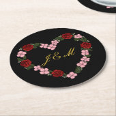 Black coasters with a pink and red heart ラウンドペーパーコースター (アングル)