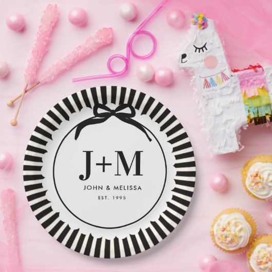 Black Coquette Bow Anniversary Initials ペーパープレート (パーティー)