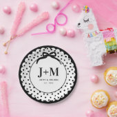 Black Coquette Bow Anniversary Initials ペーパープレート (パーティー)