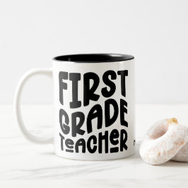 Black First Grade Teacher Typography Design ツートーンマグカップ