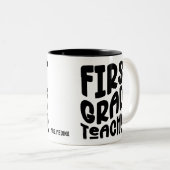 Black First Grade Teacher Typography Design ツートーンマグカップ (正面右)