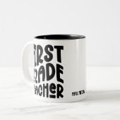 Black First Grade Teacher Typography Design ツートーンマグカップ (正面左)