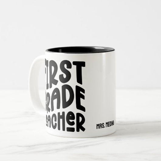 Black First Grade Teacher Typography Design ツートーンマグカップ (正面左)
