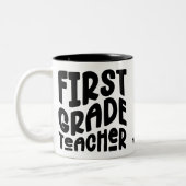 Black First Grade Teacher Typography Design ツートーンマグカップ (左)