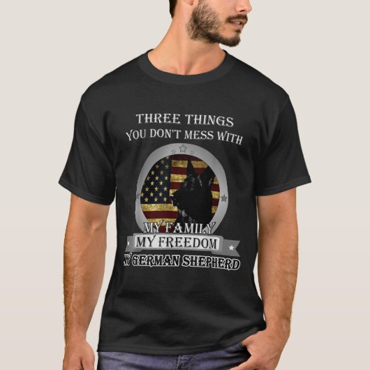 Black German Shepherd American Flag Three Things Y Tシャツ (正面)