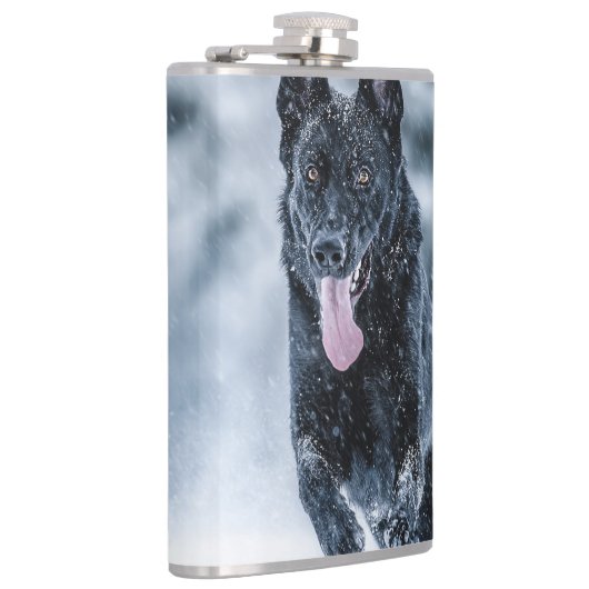 Black German Shepherd in snow Duvet Cover フラスク (右)