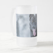 Black German Shepherd in snow Duvet Cover フロストグラスビールジョッキ (正面左)