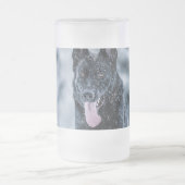Black German Shepherd in snow Duvet Cover フロストグラスビールジョッキ (中央)