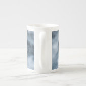 Black German Shepherd in snow Duvet Cover ボーンチャイナマグカップ (裏面)