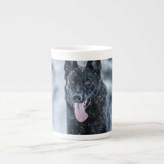 Black German Shepherd in snow Duvet Cover ボーンチャイナマグカップ (正面)