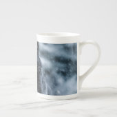 Black German Shepherd in snow Duvet Cover ボーンチャイナマグカップ (右)