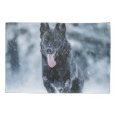 Black German Shepherd in snow Duvet Cover 枕カバー (裏面)