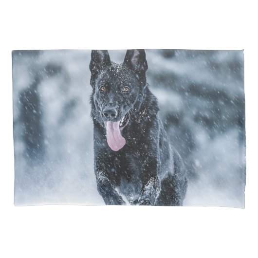 Black German Shepherd in snow Duvet Cover 枕カバー (正面)