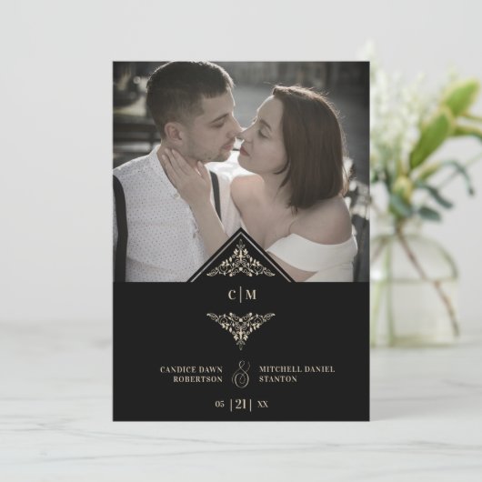 Black Golden Chic Lace Romantic Couple Wedding 招待状 (スタンド正面)