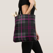 Black Gray and Pink Tartan Print Plaid Scottish トートバッグ (クローズアップ)