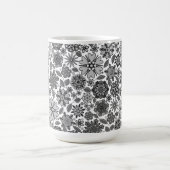 Black Gray White Retro Floral Art Seamless Pattern コーヒーマグカップ (中央)