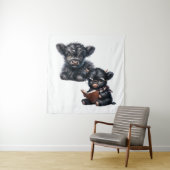 Black Highland Cow Reading A Book タペストリー (インサイチュ)