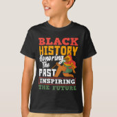 Black History Honoring Past Inspiring Future Tシャツ (正面)