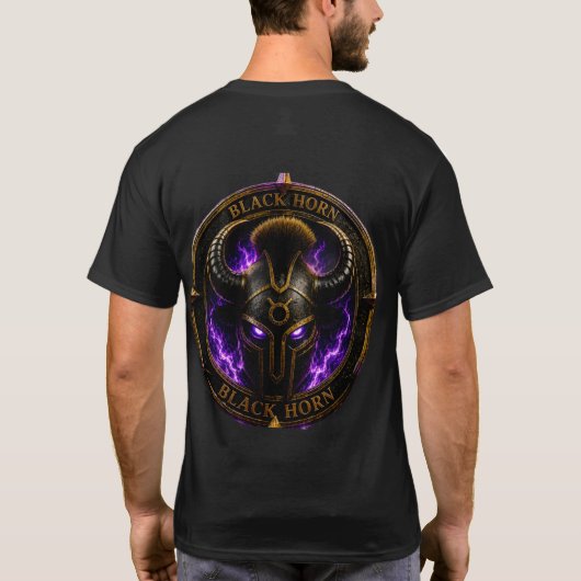 Black Horn – Dark Fantasy Warrior Helmet Purple Li Tシャツ (裏面)