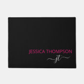 Black Hot Pink モダン シンプル Script Monogram Name  ドアマット (正面)