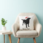 Black Lab Dog with Christmas Santa Hat クッション<br><div class="desc">この可愛らしい黒いラボドッグデザインは、クリスマスサンタハットを着た黒いラブラドール赤と白レトリバーのシルエットを特徴とする。自分の文字でパーソナライズする – あなたの名前、クリスマスの挨拶、あなたの犬の名前など。クリスマスや冬の休日には、かわいいフェスティバルデザインを作る。背景の色を「on」クリックで変更しカスタマイズて、小さなスポイトをクリックする。ペット好き、子供、両親 – ちょうど誰もがZazzleのColorfugalshopのこの黒いお洒落ラボドッグのデザインを愛する。他のブラックラボデザインは下記のロゴクリックでを確認して下さい。感謝していストップ来て来い</div>