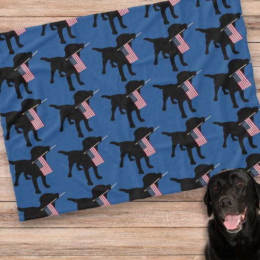 Black Lab Dog with USA American Flag, 7月4日 フリースブランケット