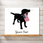 Black Lab Dog with USA American Flag, 7月4日 ポスター<br><div class="desc">黒いラブラドールのレトリバー犬のシルエットは、7月4日やその他の愛国的なお祝いに向けて準備ができているアメリカ国旗を口に持っている。自分の文字を追加する – "7月の幸せ4th"または犬の名前または削除。7月4日のフェスティバルデザインや夏のパーティー懇親会。ペット好き、子供、両親 – ちょうど誰もがZazzleのColorfulGalShopによるこのフェスティバル、愛国的なデザインを崇拝する。その他のカラフルデザインについては、ストアを参照 – Colorfulgalshop.com</div>