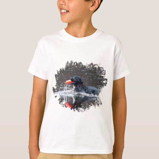 Black lab fetching floatie tシャツ (正面)