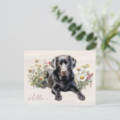 Black Lab in Wildflowers Hello Personalized ポストカード (スタンド正面)
