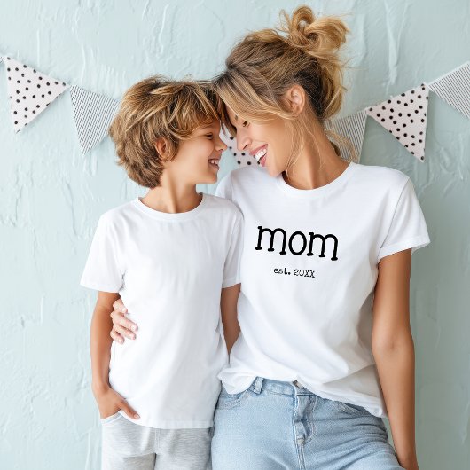 Black Lettering Established Mom Tシャツ