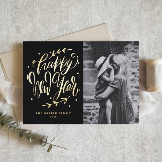 Black Modern Calligraphy and Wreath New Year Photo 箔シーズンカード