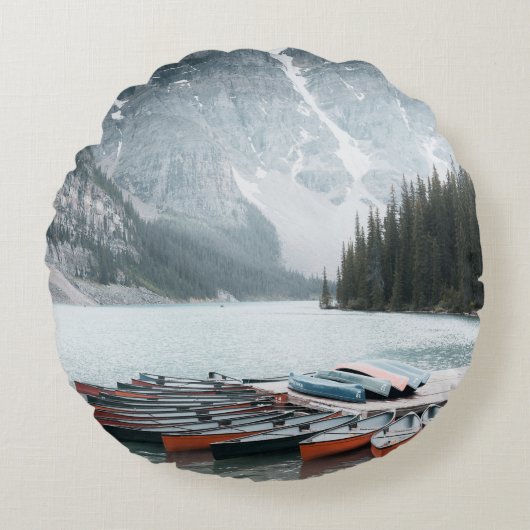 BLACK MOUNTAIN COVERED WITH SNOW UNDER GREY SKY ラウンドクッション (正面)