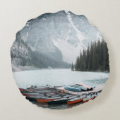 BLACK MOUNTAIN COVERED WITH SNOW UNDER GREY SKY ラウンドクッション (裏面)