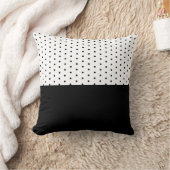 Black polka dots on Throw Pillow クッション (ブランケット)